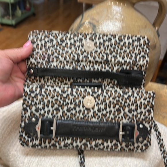 Travelon Leopard Print Crossbody Bag - Picture 3 of 11